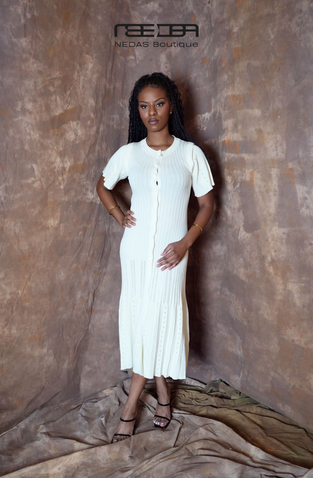 Marielle – Feminines Strickkleid mit Knopfleiste in Beige