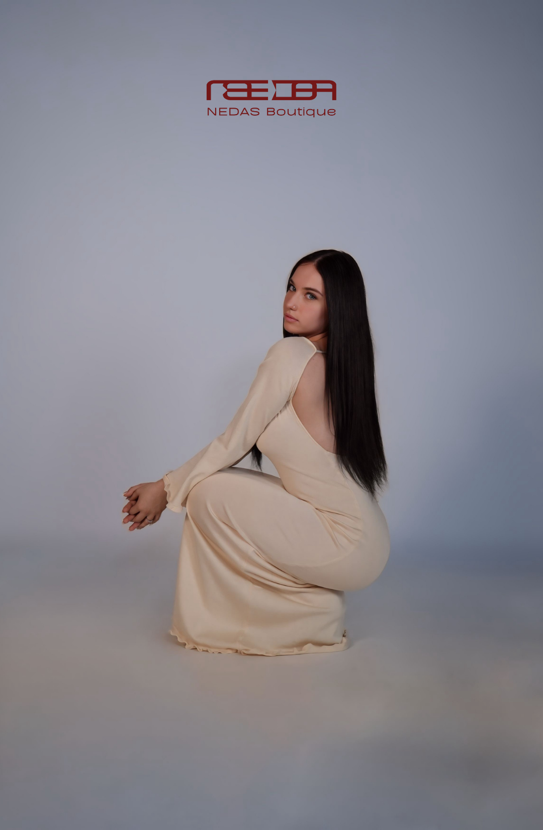 Ariel – Rückenfreies Langarmkleid in Creme