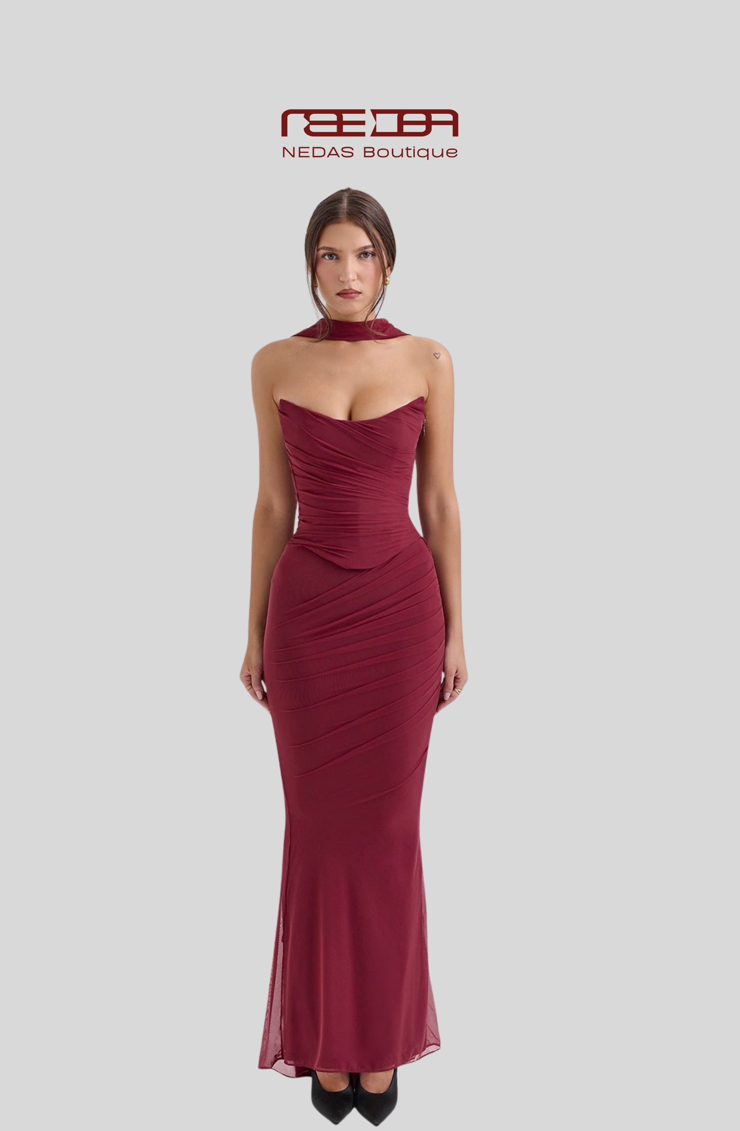Nermin – Bordeaux Abendkleid mit Drapierung & Schal-Detail
