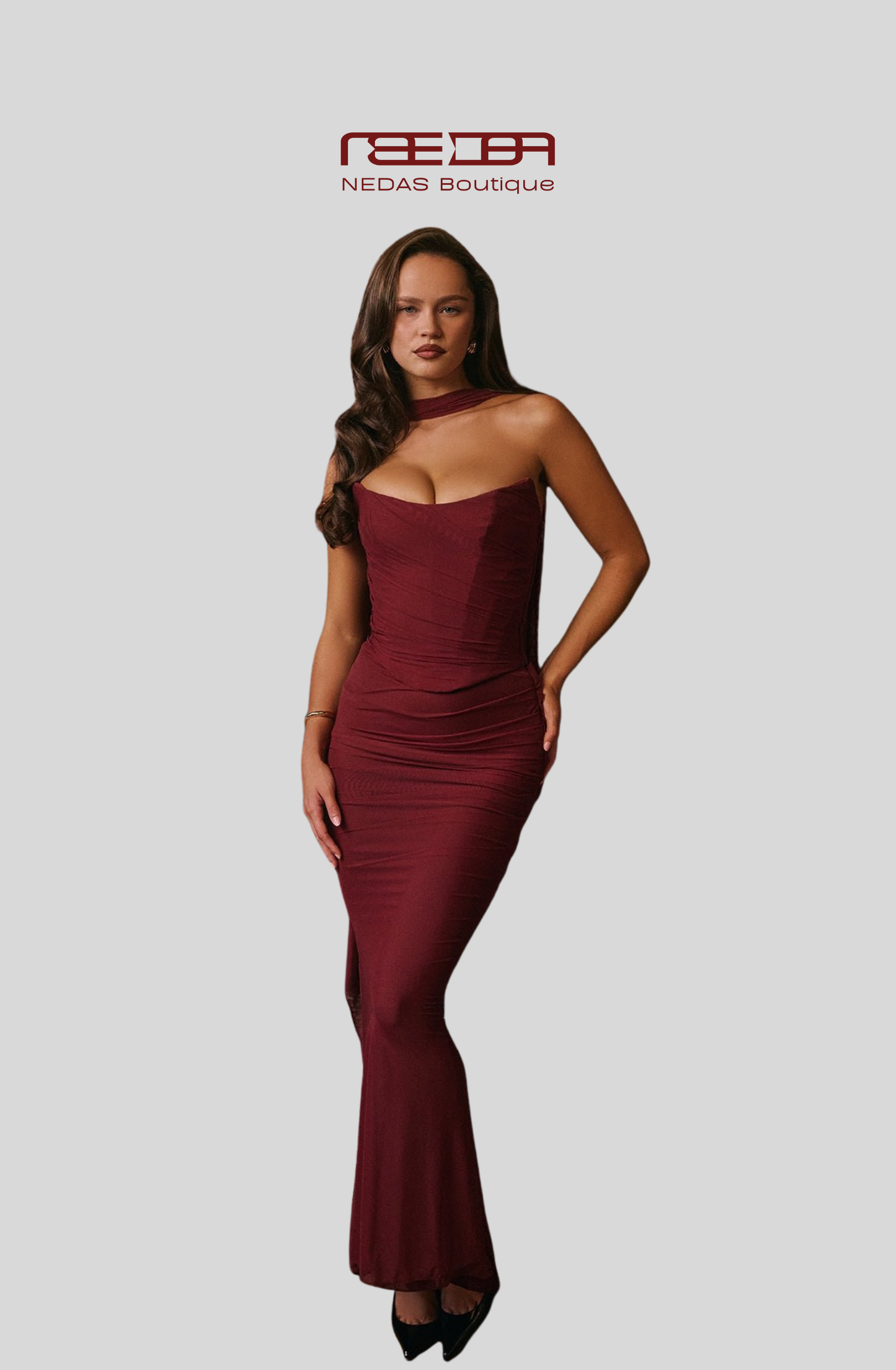 Nermin – Bordeaux Abendkleid mit Drapierung & Schal-Detail