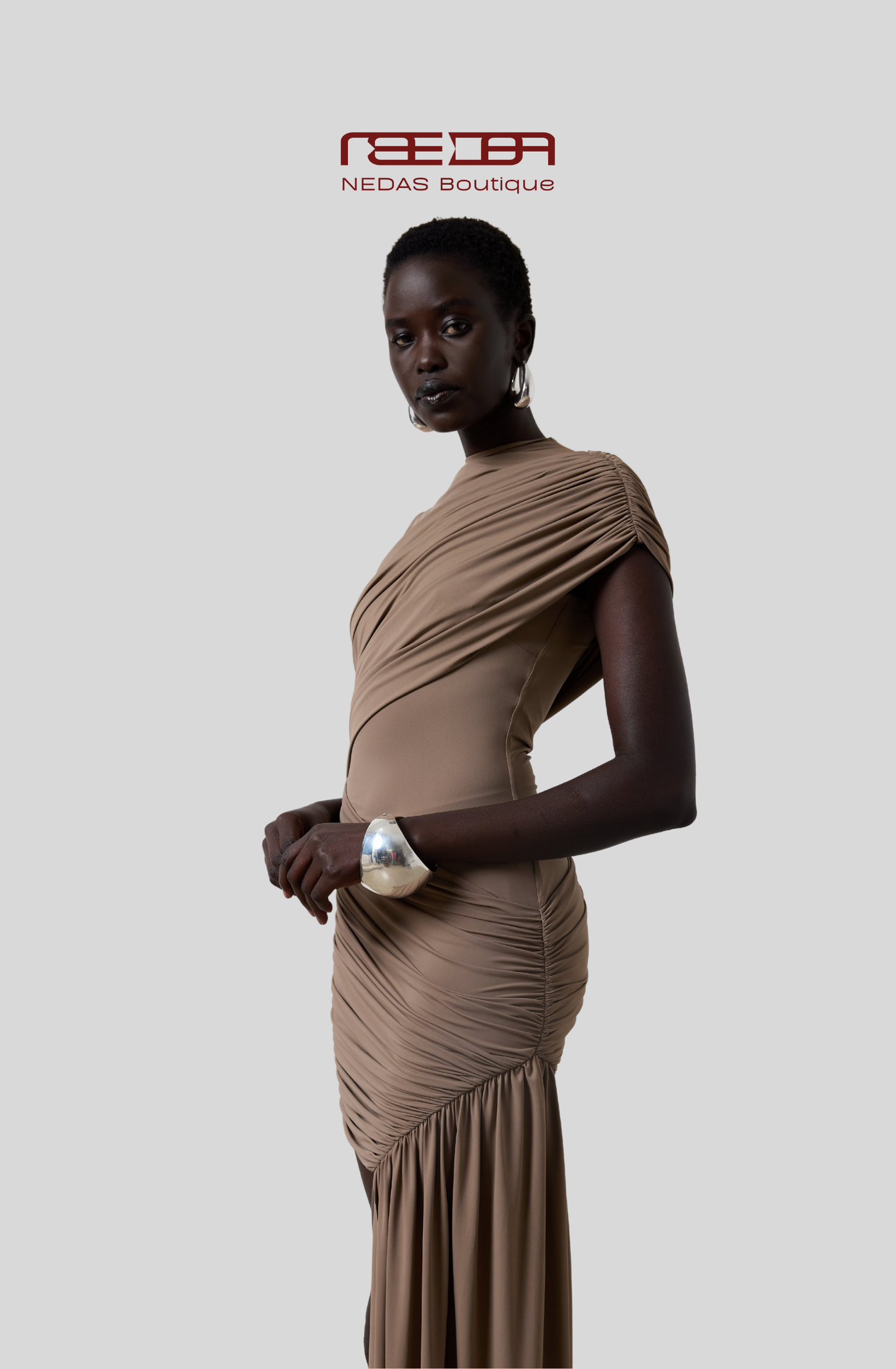 Serena – Figurbetontes Drapé-Kleid