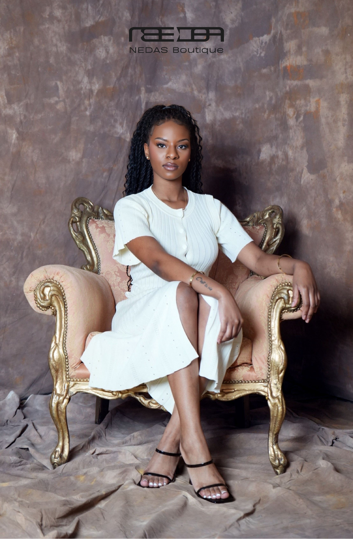 Marielle – Feminines Strickkleid mit Knopfleiste in Beige