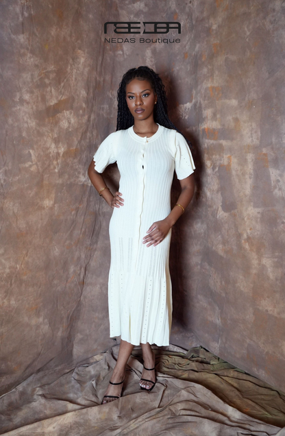 Marielle – Feminines Strickkleid mit Knopfleiste in Beige