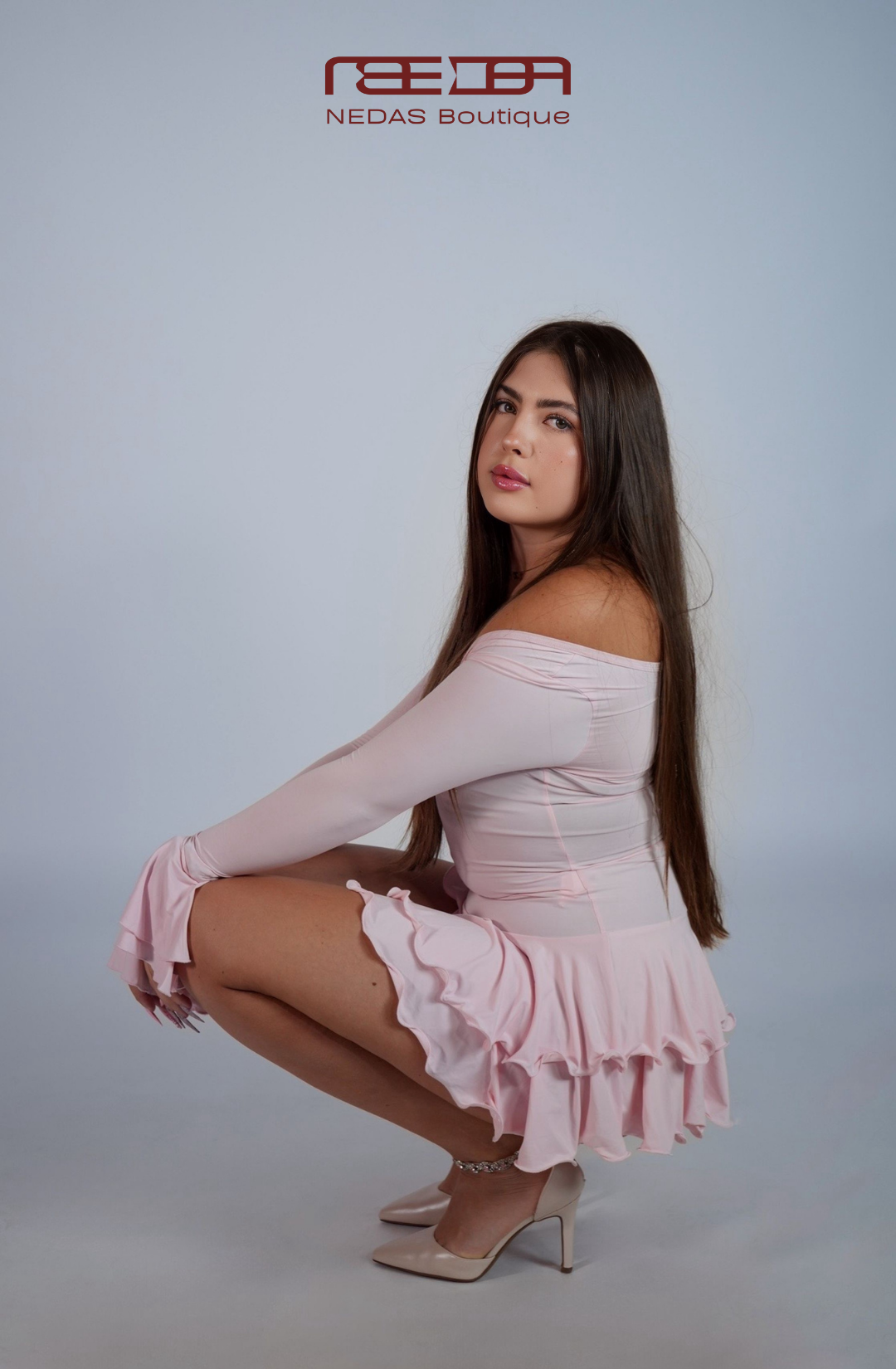 Arina - schulterfreies Minikleid mit Rüschen in Rosa