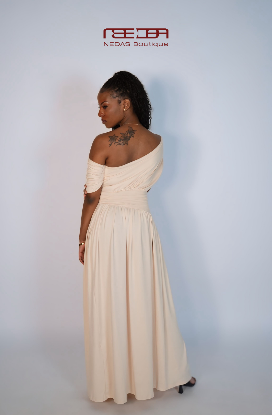 Delfina – schulterfreies Maxikleid in Creme