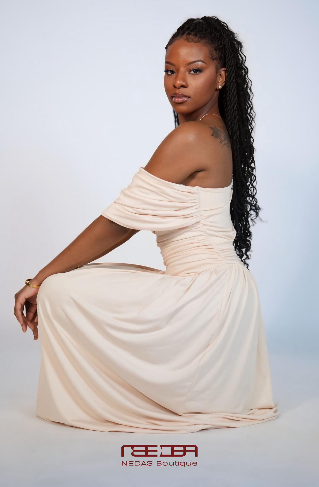Delfina – schulterfreies Maxikleid in Creme