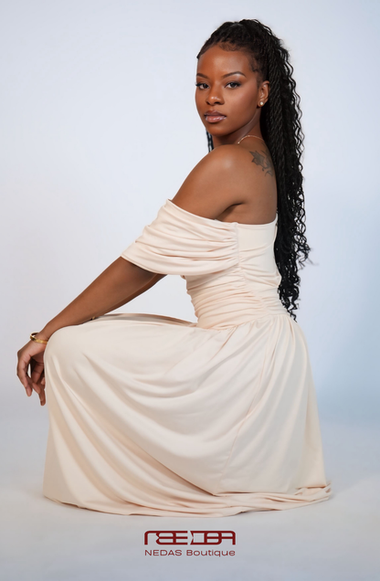 Delfina – schulterfreies Maxikleid in Creme