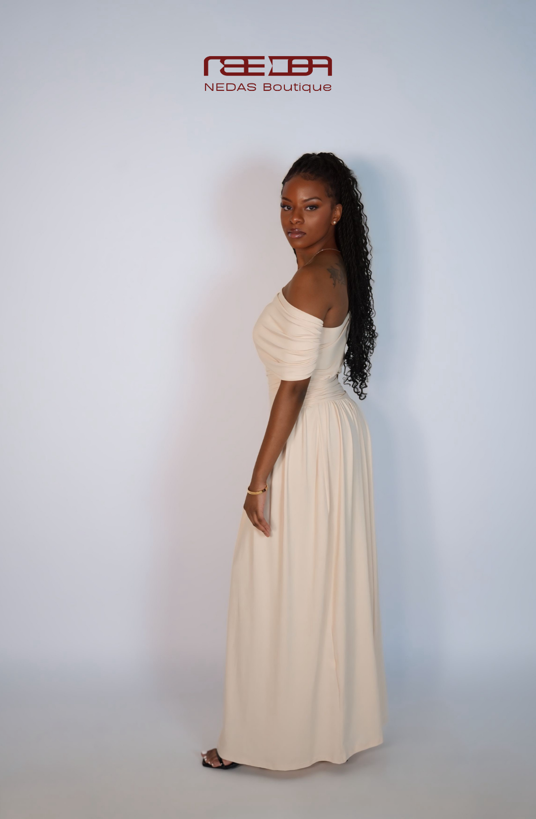 Delfina – schulterfreies Maxikleid in Creme