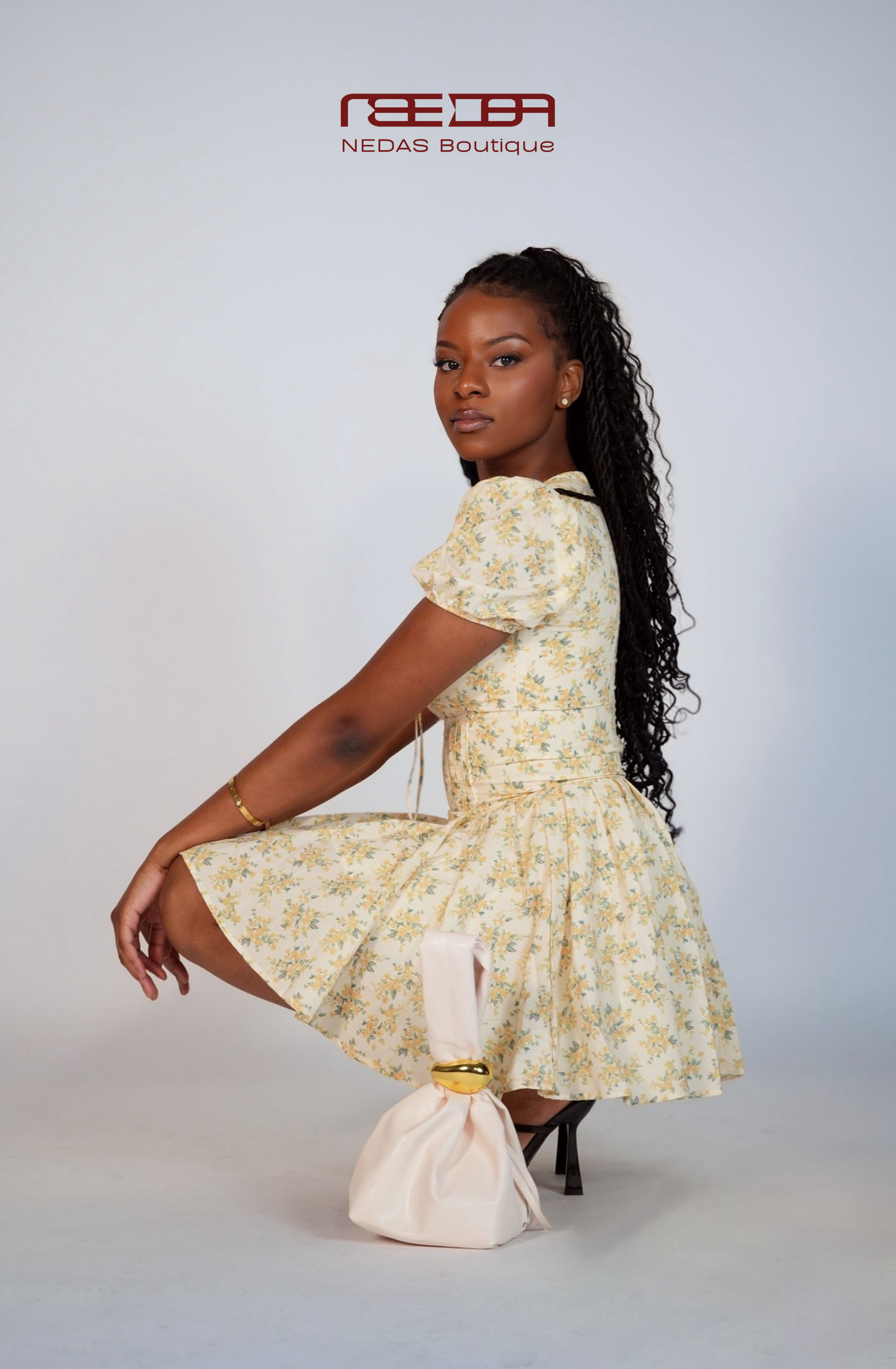 Stella – Verspieltes Minikleid mit Blumenmuster und Puffärmeln