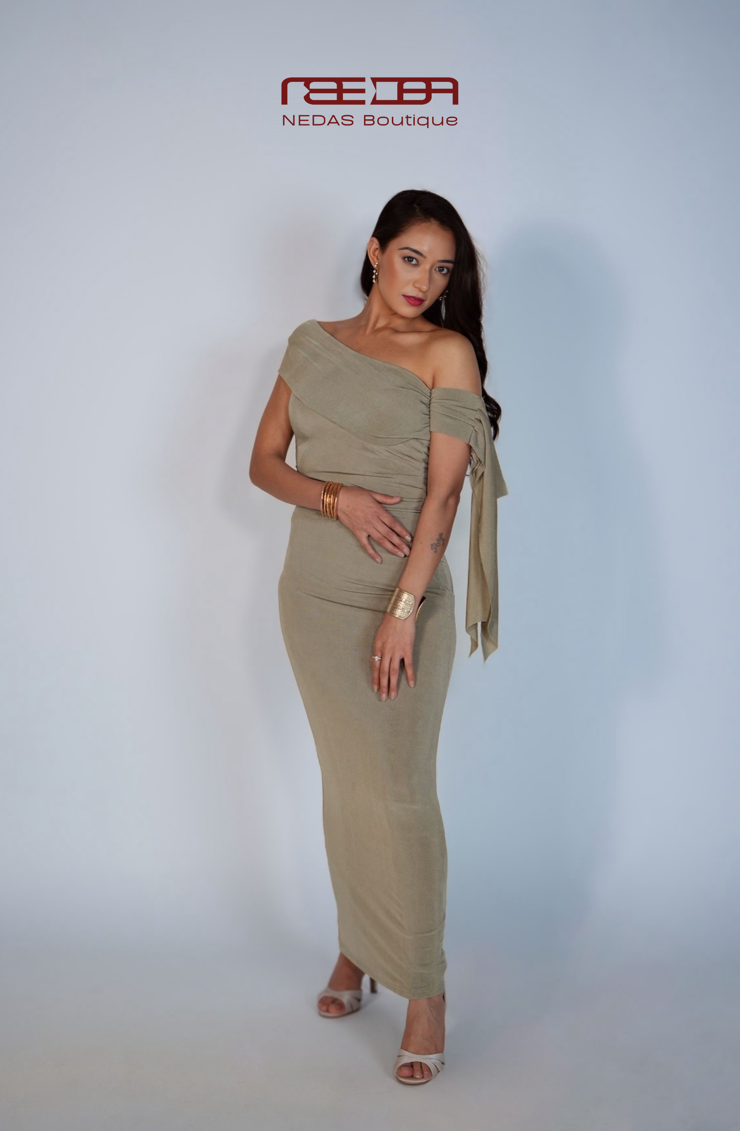 Ariya – Elegantes One-Shoulder-Maxikleid in Sandbeige