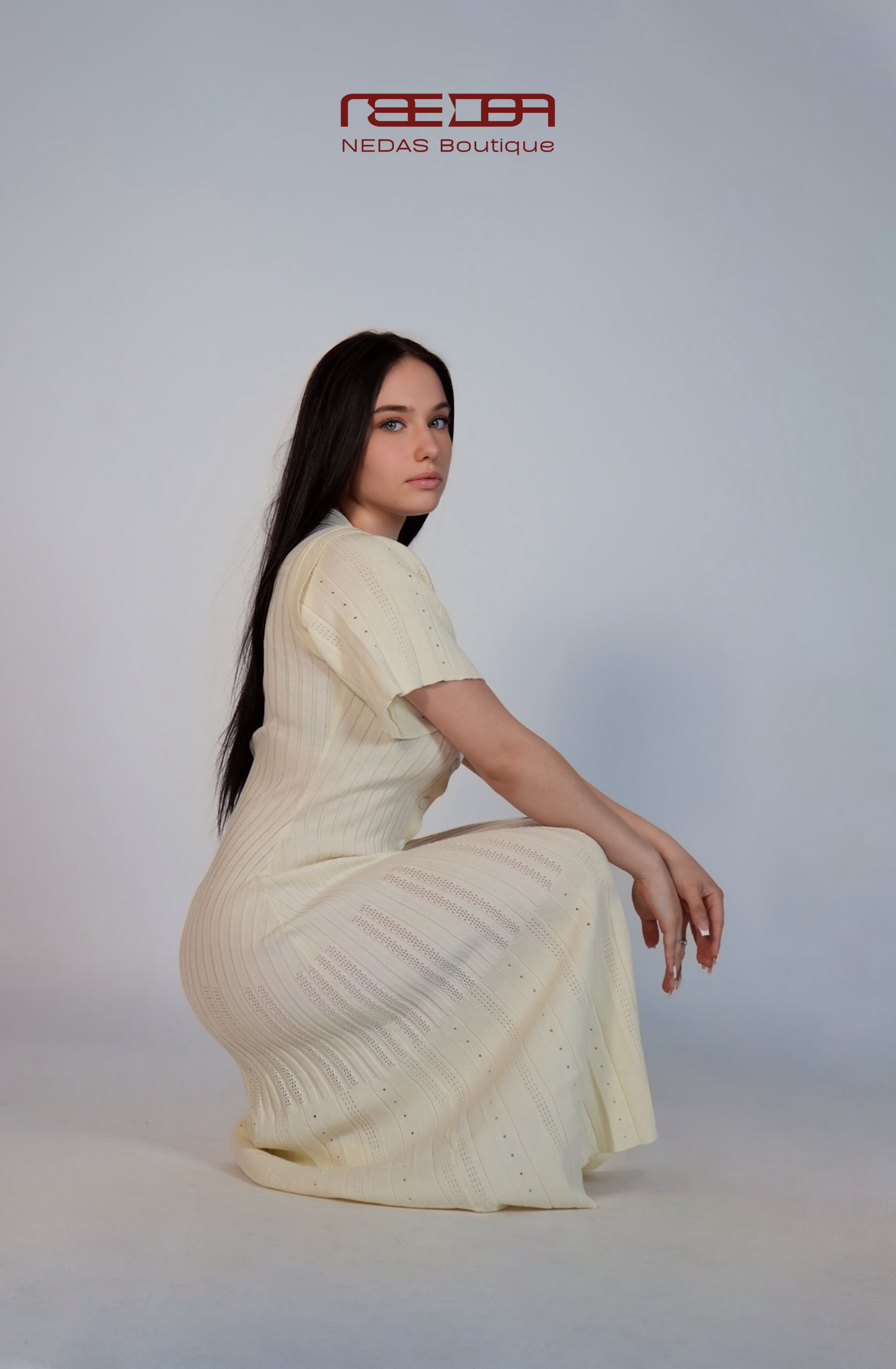 Marielle – Feminines Strickkleid mit Knopfleiste in Beige
