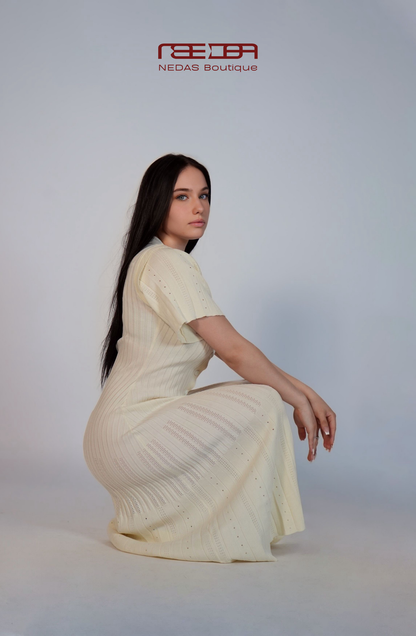 Marielle – Feminines Strickkleid mit Knopfleiste in Beige
