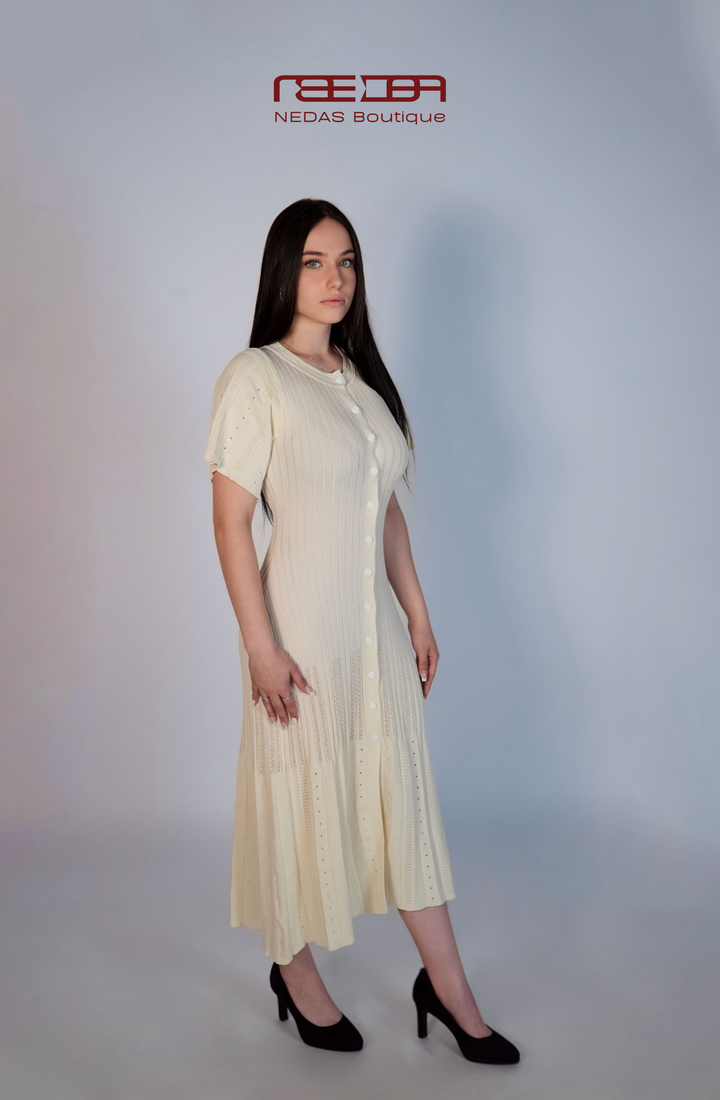 Marielle – Feminines Strickkleid mit Knopfleiste in Beige