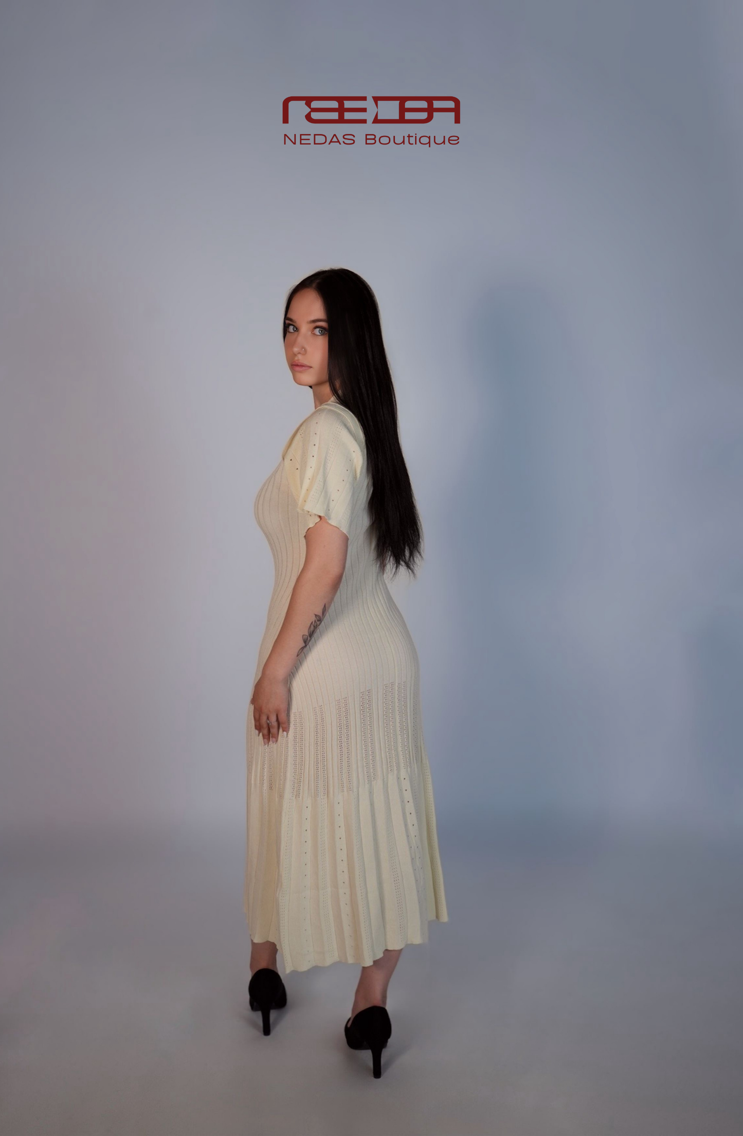 Marielle – Feminines Strickkleid mit Knopfleiste in Beige