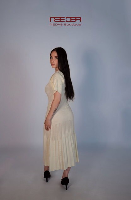Marielle – Feminines Strickkleid mit Knopfleiste in Beige