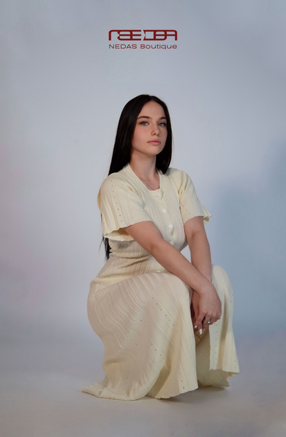 Marielle – Feminines Strickkleid mit Knopfleiste in Beige