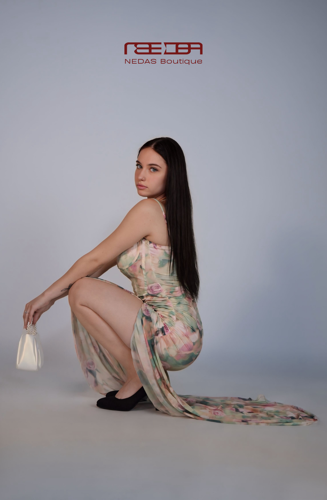 Flora – fließendes Maxikleid mit Blumenmuster und Schleppendetail