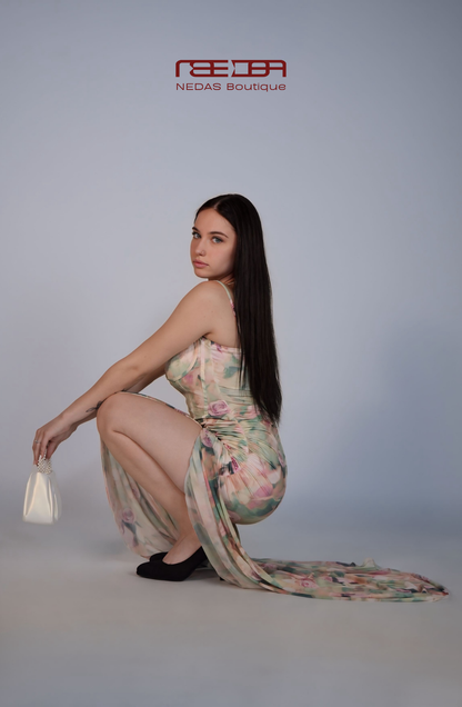 Flora – fließendes Maxikleid mit Blumenmuster und Schleppendetail