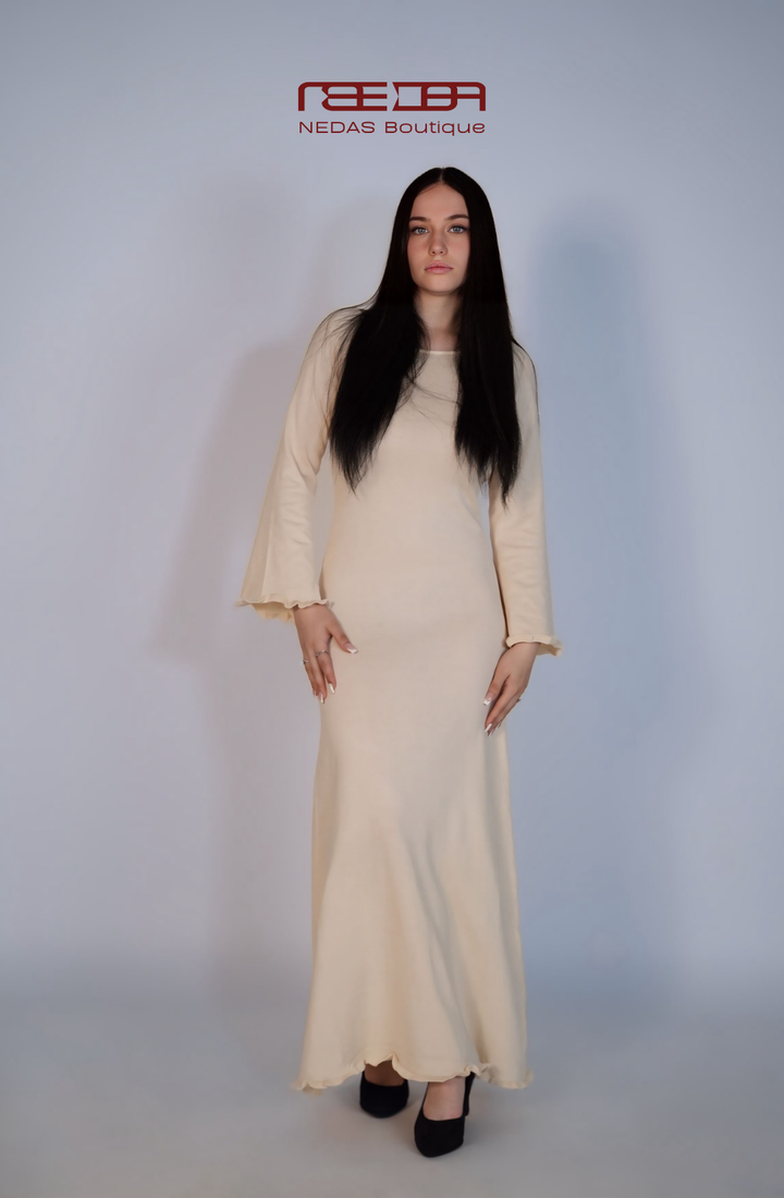 Ariel – Rückenfreies Langarmkleid in Creme