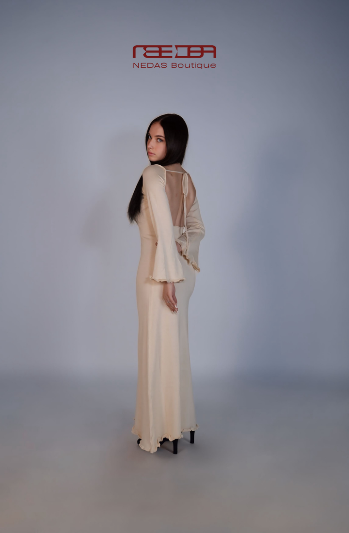 Ariel – Rückenfreies Langarmkleid in Creme