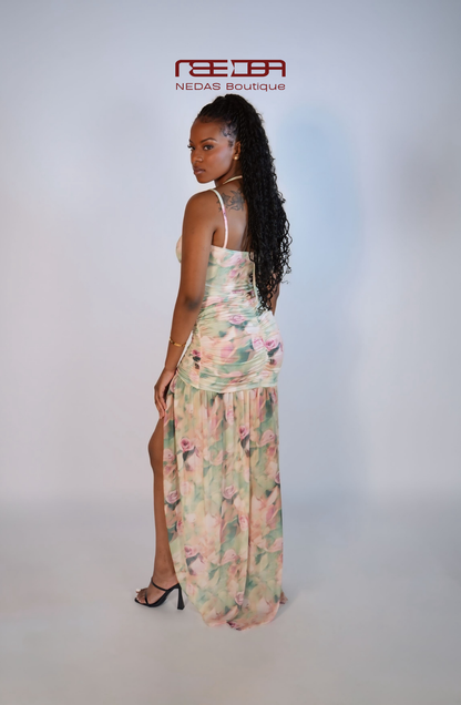 Flora – fließendes Maxikleid mit Blumenmuster und Schleppendetail
