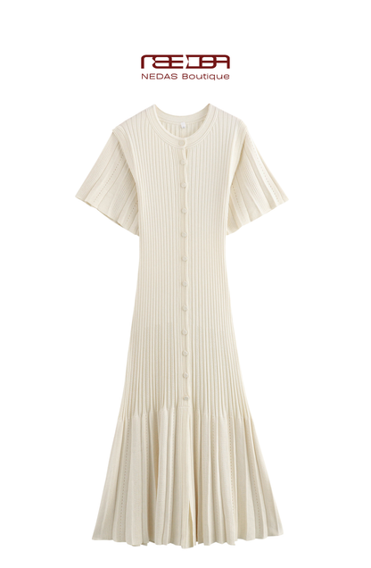Marielle – Feminines Strickkleid mit Knopfleiste in Beige
