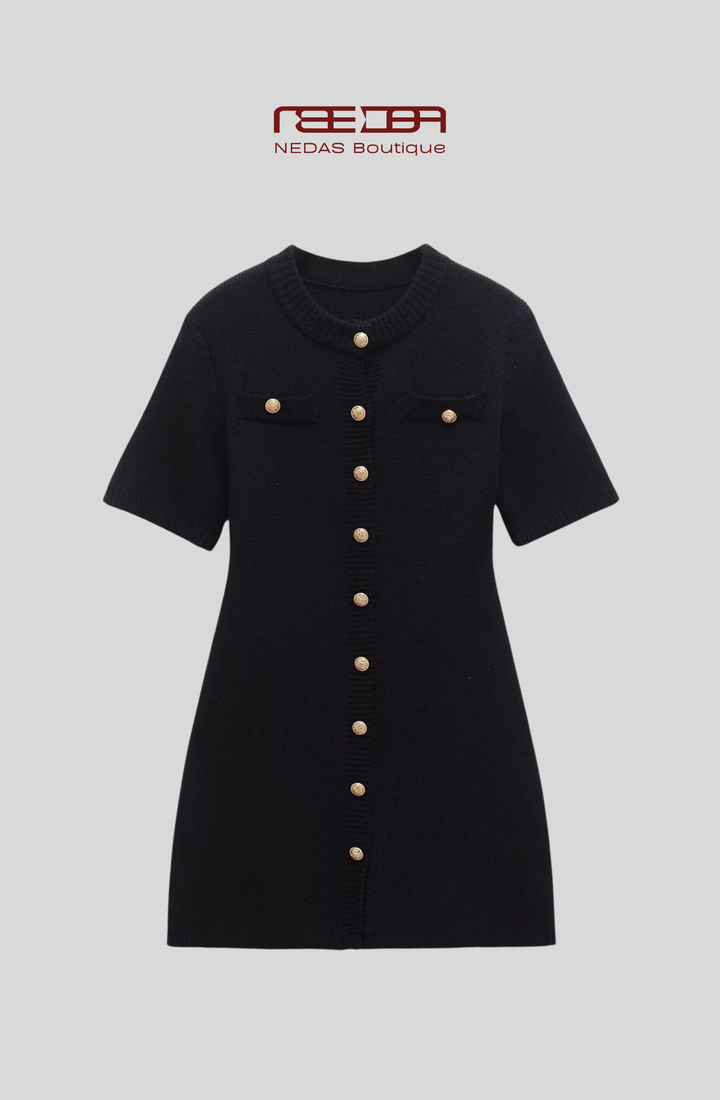 Noelle Kleid – Feines Strickdesign mit Deko-Knöpfen
