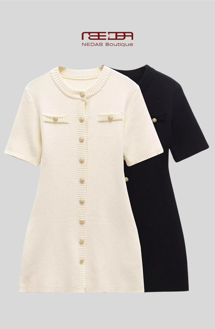 Noelle Kleid – Feines Strickdesign mit Deko-Knöpfen