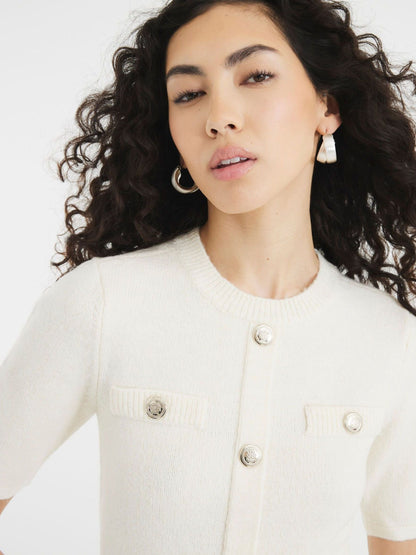 Noelle Kleid – Feines Strickdesign mit Deko-Knöpfen